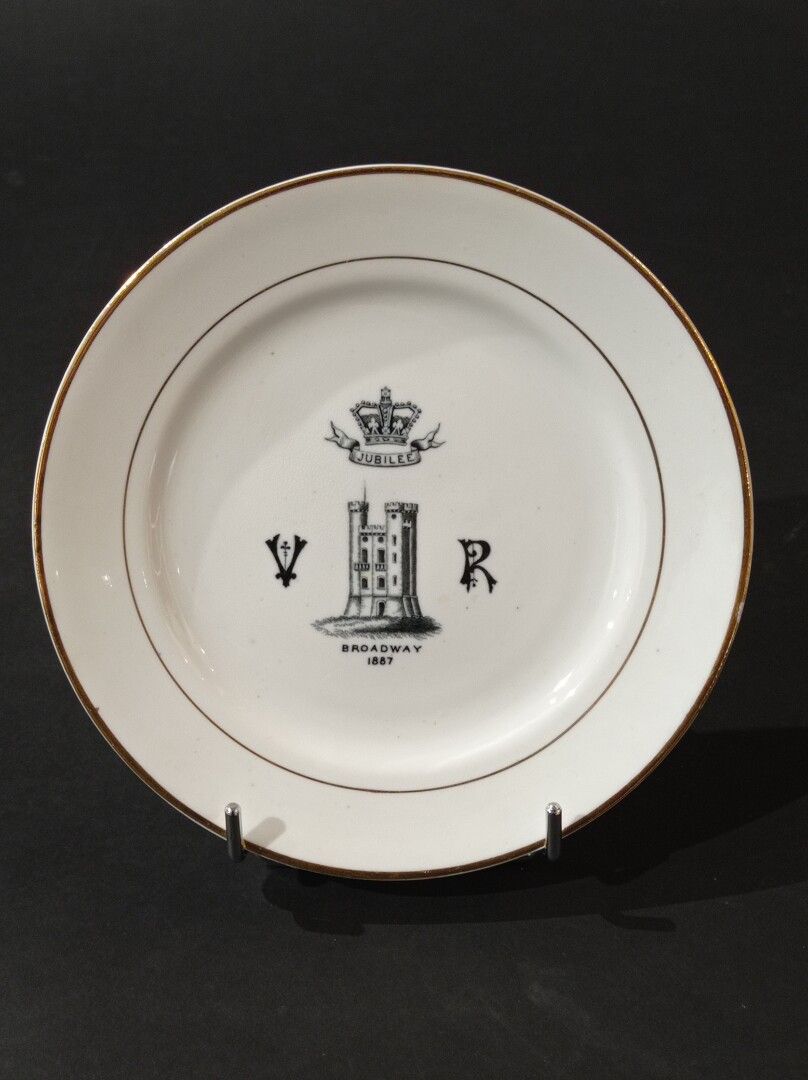 Null 英国，19世纪

维多利亚女王金禧纪念的小盘子，中间装饰着伦敦塔，编号为VR（Victoria Regina）。

标记为百老汇1887年。

D. &hellip;