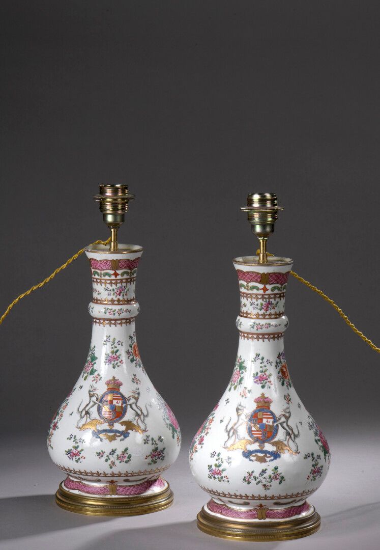 Null 萨姆森，19世纪

一对粉彩装饰的瓷灯，装饰有花束和纹章。

电动安装。

H.38厘米