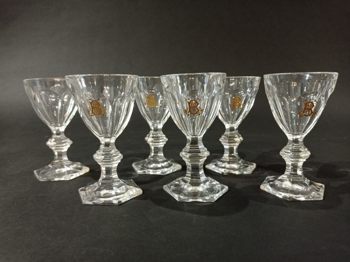 Null BACCARAT, Harcourt model

Suite of six white wine glasses in cut crystal, n&hellip;