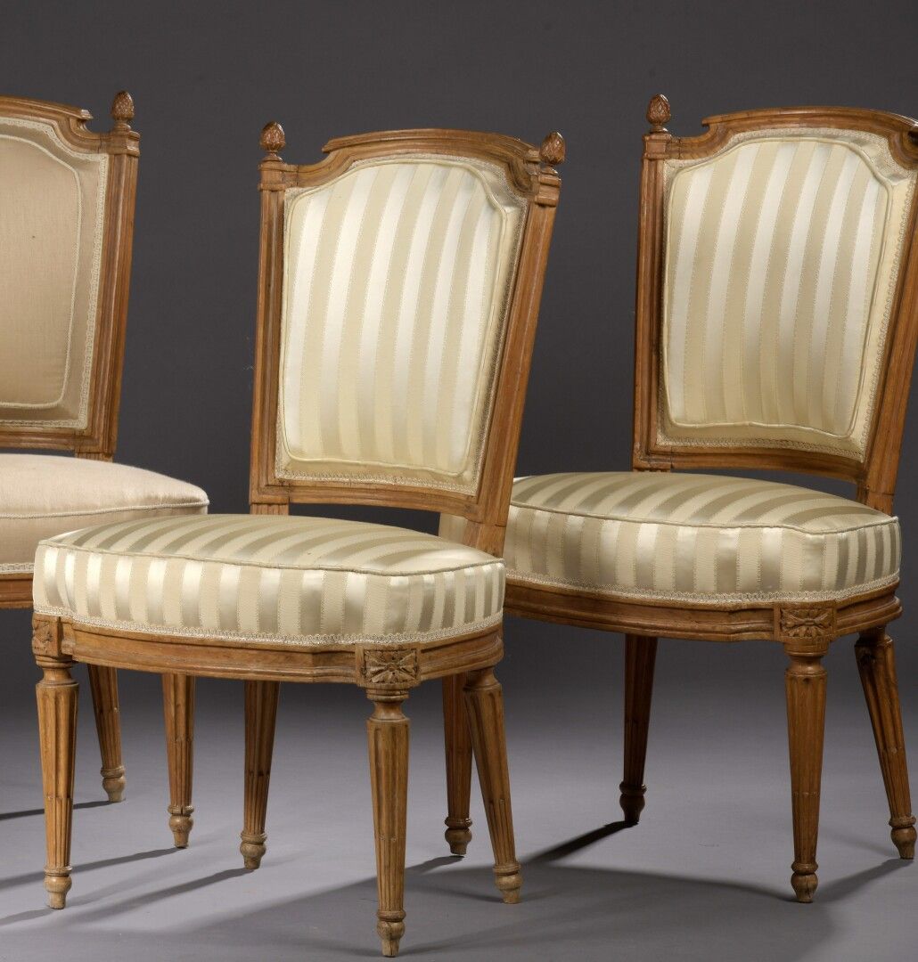 Null 一对印有A.P. Dupain的模制和雕刻的木椅，路易十六时期

有一个宪兵帽背，座位上装饰着圆形的连接骰子。凹槽锥型腿

和凹槽

H.83 W. &hellip;