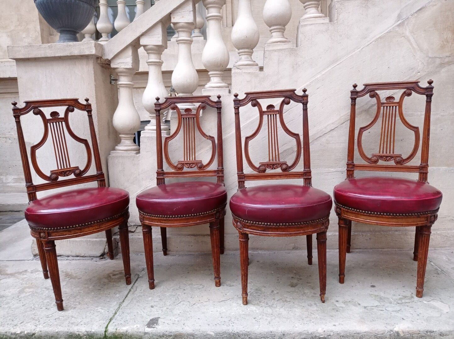 Null Set di quattro sedie in legno modellato e intagliato, periodo tardo Luigi X&hellip;