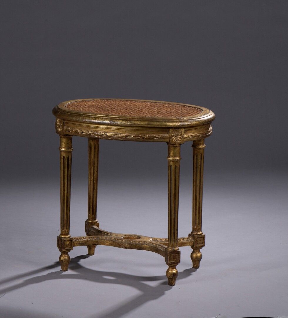 Null Tabouret en bois mouluré, sculpté et doré de style Louis XVI, fin du XIXe-d&hellip;