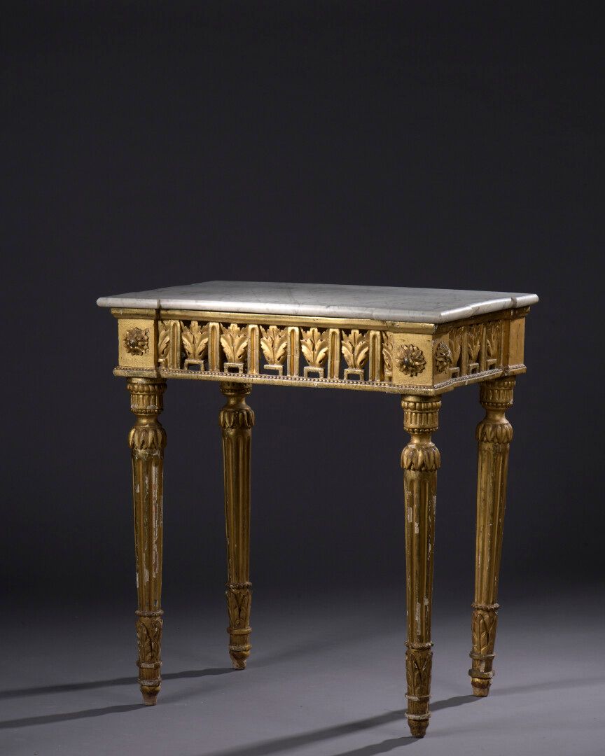 Null Una console in legno scolpito e modanato del tardo periodo Luigi XVI

Con d&hellip;