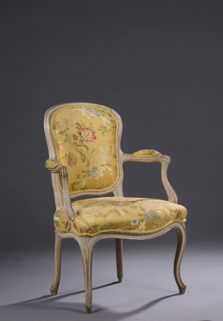 Null Cabrio-Sessel aus gekehltem Holz im Stil Louis XV mit alten Elementen.

Arm&hellip;