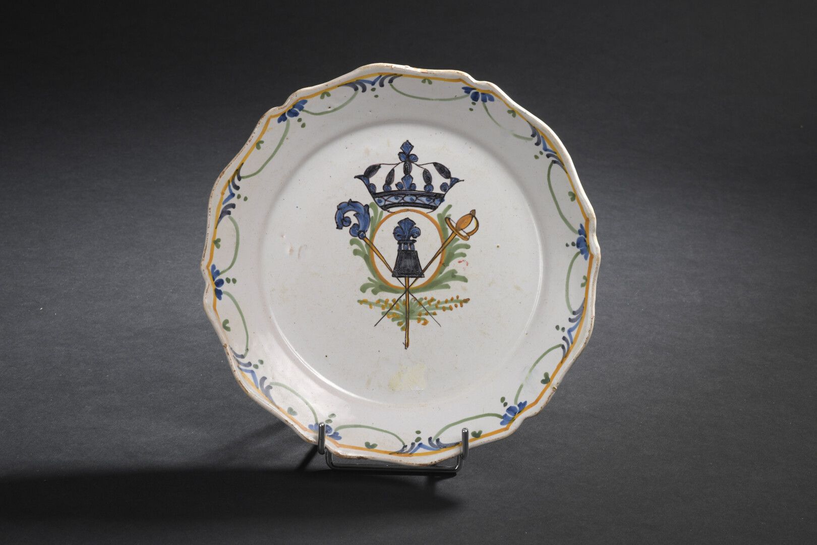 Null NEVERS，18世纪

多色革命装饰的陶盘：订单的会议。边框上有花环装饰。

一个芯片。

D. 22,5 cm
