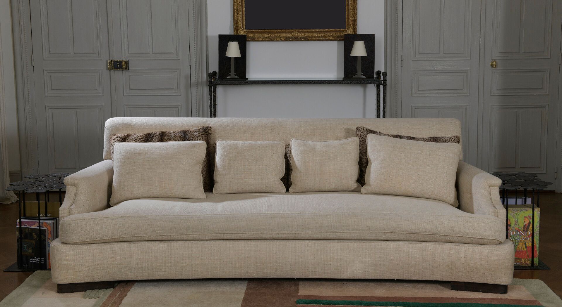 Null 耶和华之家

米色面料的沙发

前面有轻微的弯曲。带凹槽的扶手。

有八个坐垫，其中四个是用豹皮装饰的。

H.85宽236深116厘米