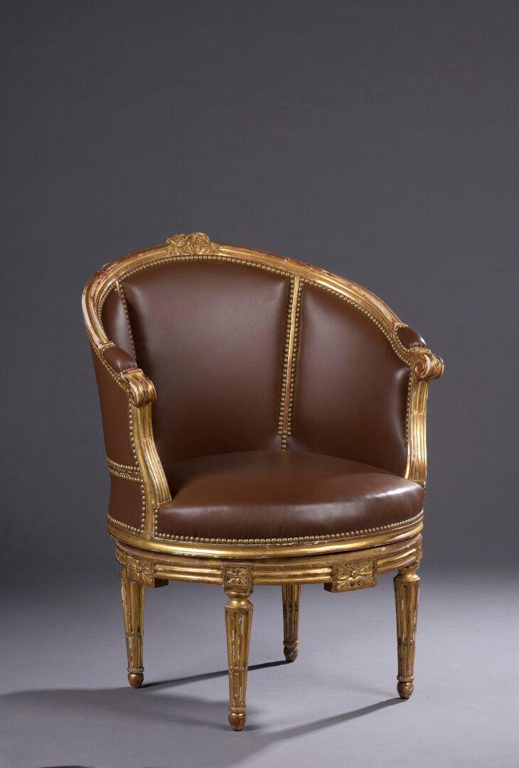 Null 一张模制、雕刻和镀金的木制办公扶手椅，上面印有S.路易十六时期的布里扎德

它有一个环绕的靠背和一个旋转的座位，靠在锥形的、有凹槽的和有鱼鳍的腿上。
&hellip;