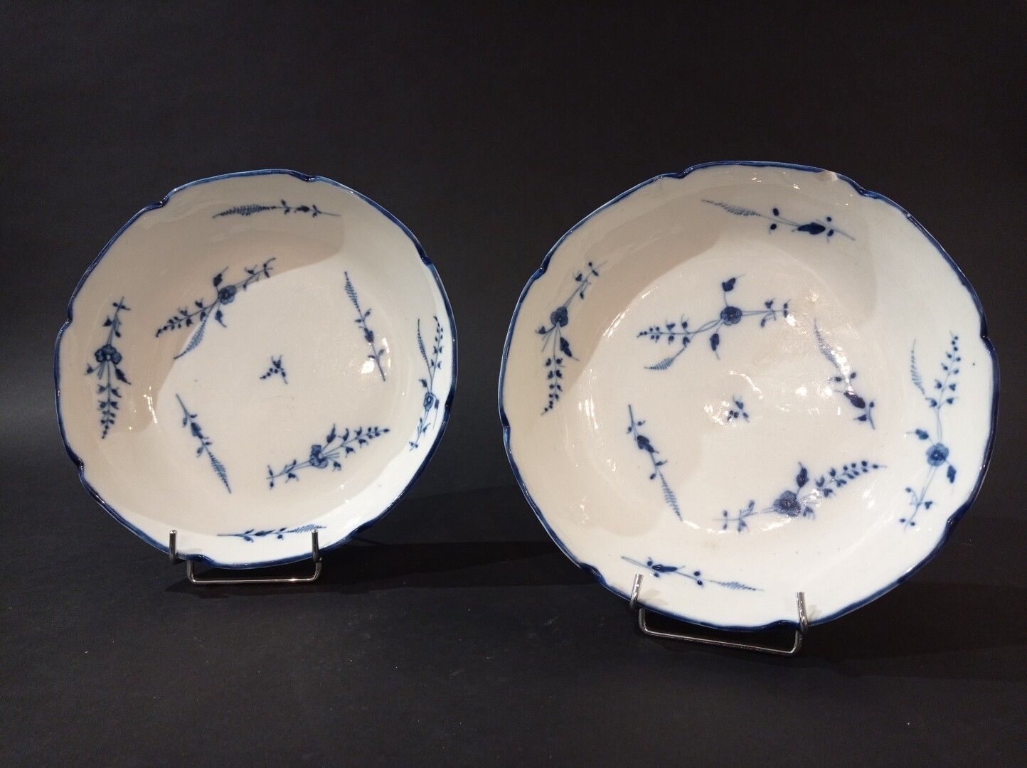 Null CHANTILLY，18世纪

一对带树枝装饰的大瓷碗。标记的。

其中一个有小缺口。

D. 23厘米