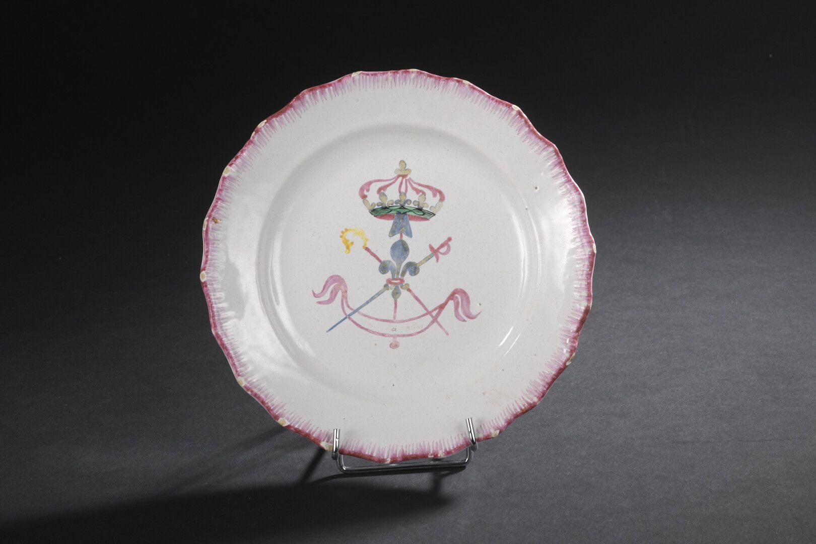 Null NEVERS，18世纪

带有多色革命装饰的陶盘：有 "国家万岁 "字样的命令会议。带有梳理装饰的Marli。

芯片。

D. 22,5 cm