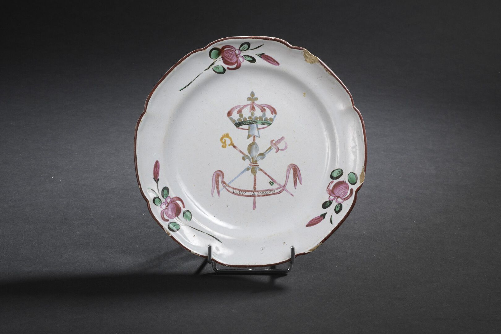 Null LES ISLETTES, XVIIIe siècle

Assiette en faïence polychrome à bord contourn&hellip;