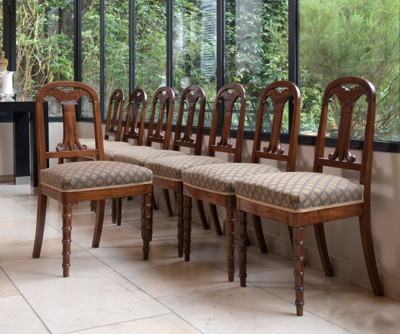 Null Suite von acht Stühlen aus Mahagoni und Mahagonifurnier, die Jeanselme zuge&hellip;