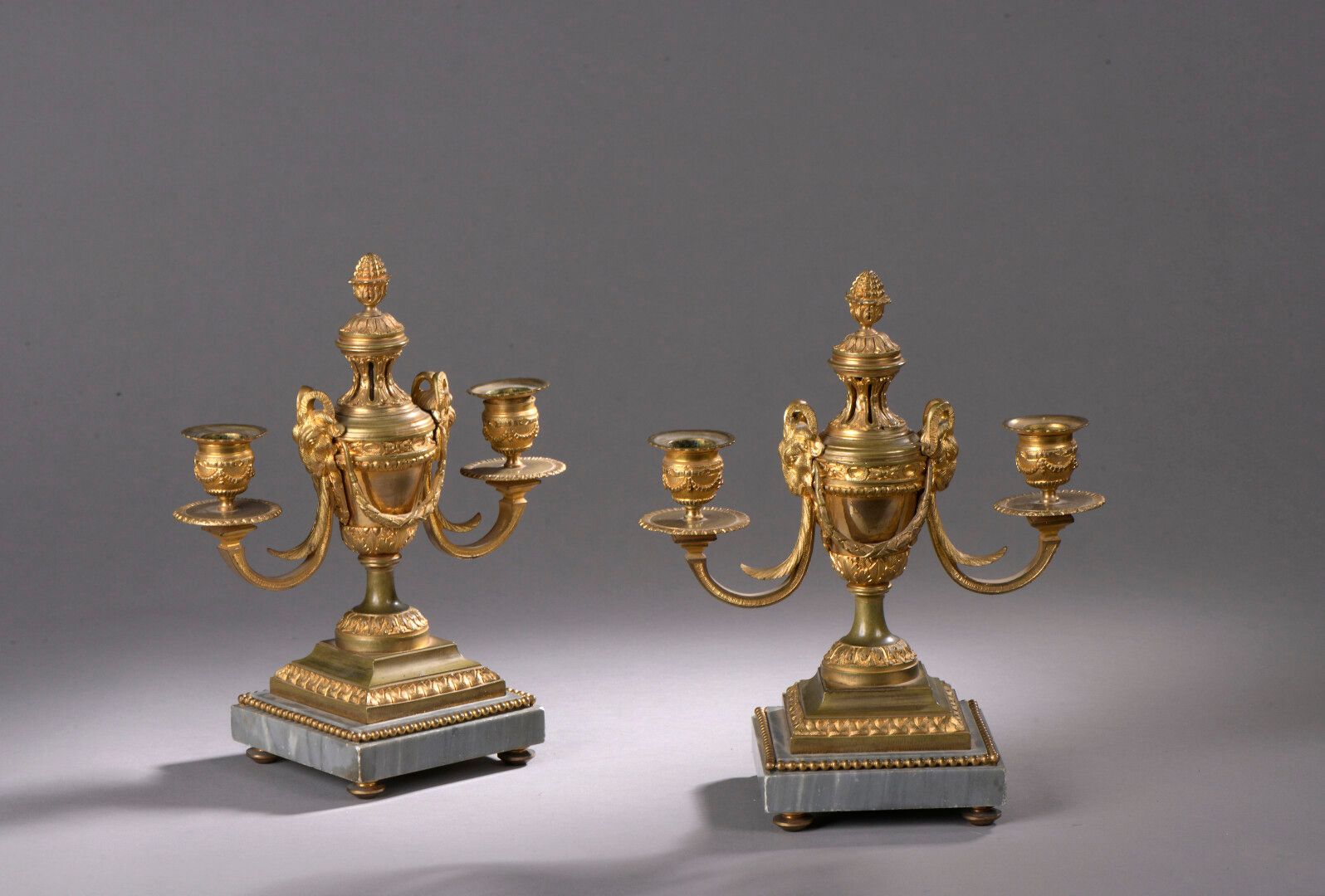 Null Ein Paar Kerzenhalter aus ziselierter und vergoldeter Bronze im Stil Ludwig&hellip;