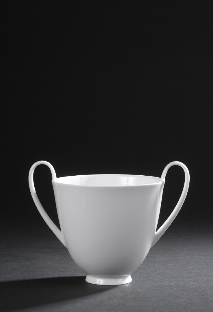 Null KPM (Königliche Porzellan-Manufaktur Berlin)

带把手的白瓷碗，位于基座上。标记的。

H.14,5 cm&hellip;