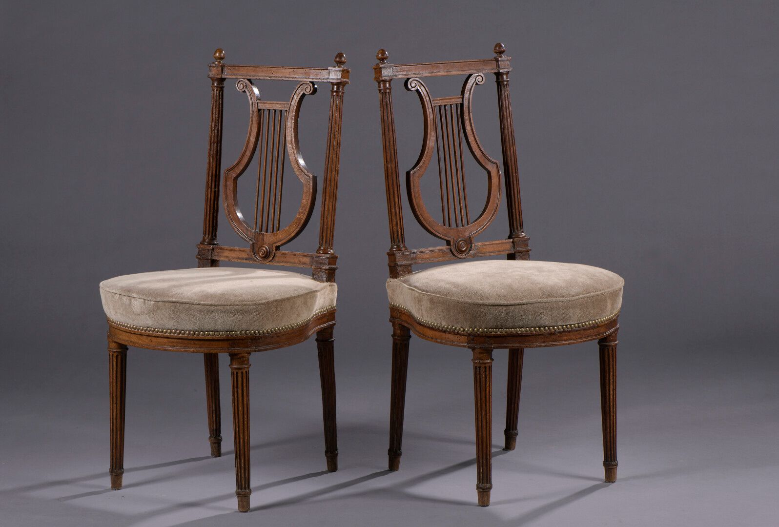 Null 一对模制和雕刻的木椅，盖有H.雅各布的印章，路易十六时期

荔枝形靠背，凹槽立柱，马蹄形座椅，锥形和凹槽腿。

H.92宽45深43厘米

亨利-雅各&hellip;
