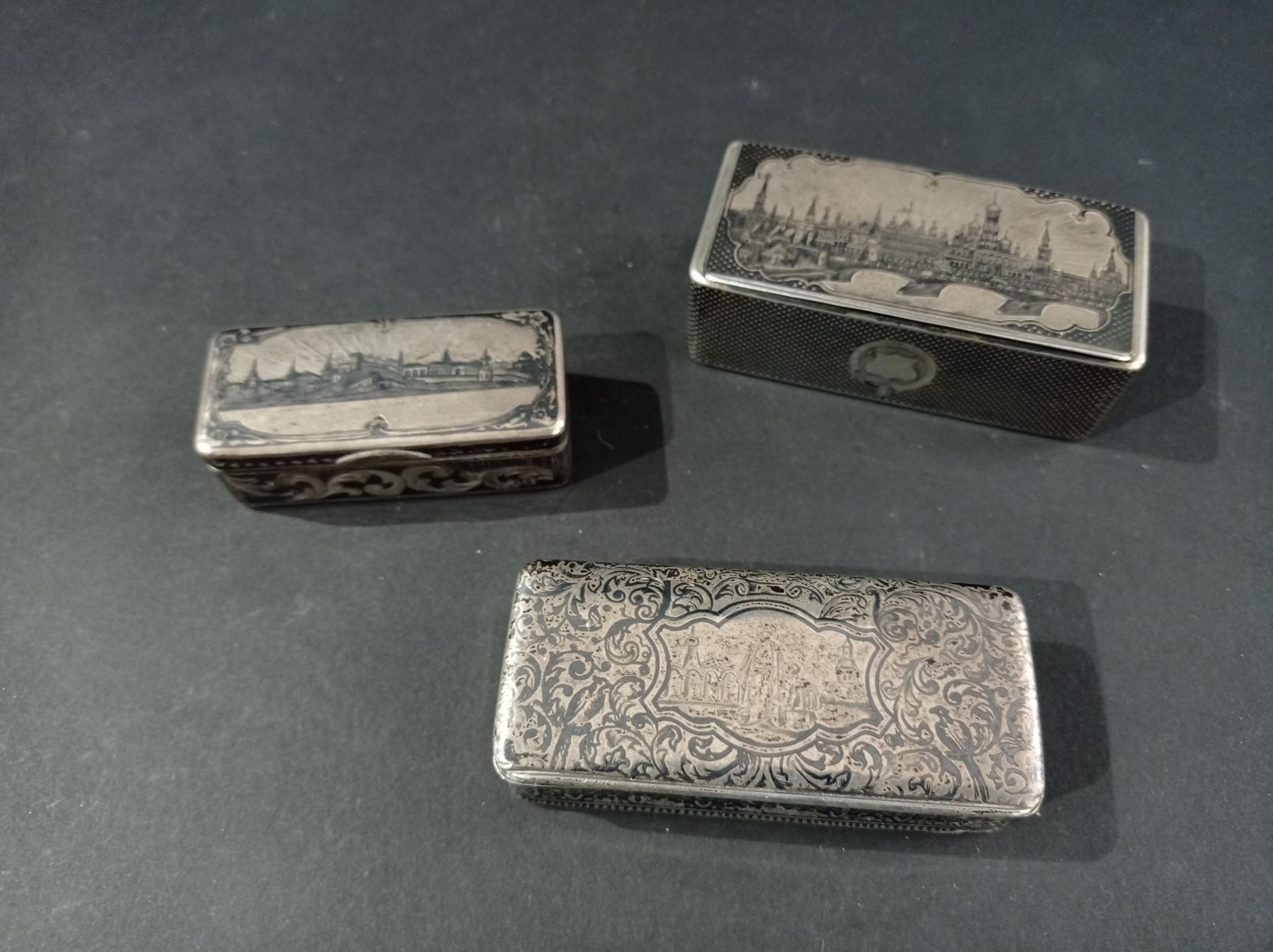 Null MOSCOU, 1856 et 1862

Lot de trois boîtes à priser rectangulaires en argent&hellip;