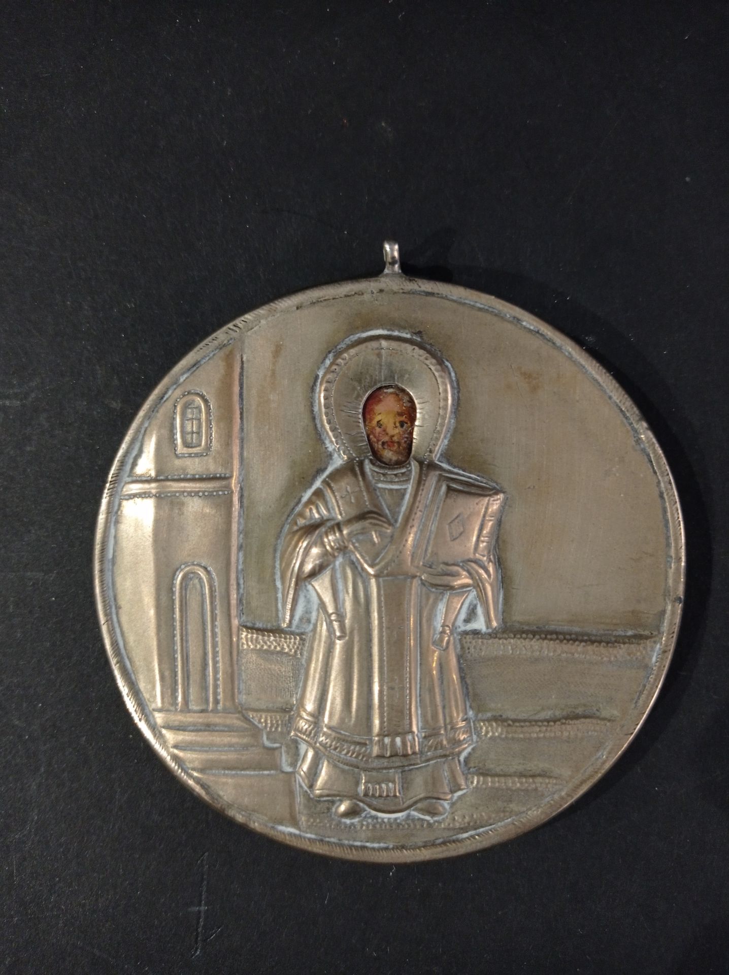 Null RUSSIE, XIXe siècle

Icône pendentif en tondo figurant saint Nicolas le Tha&hellip;