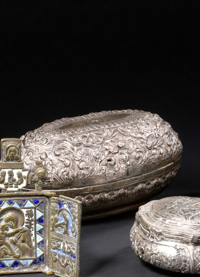 Null 18世纪的外国作品

一个蛋形的椭圆形银盒(800)，上面有浮雕的花卷装饰。上半部分缺少一个元素。

擦除的痕迹。

H.6 W. 12,5 D. 7&hellip;