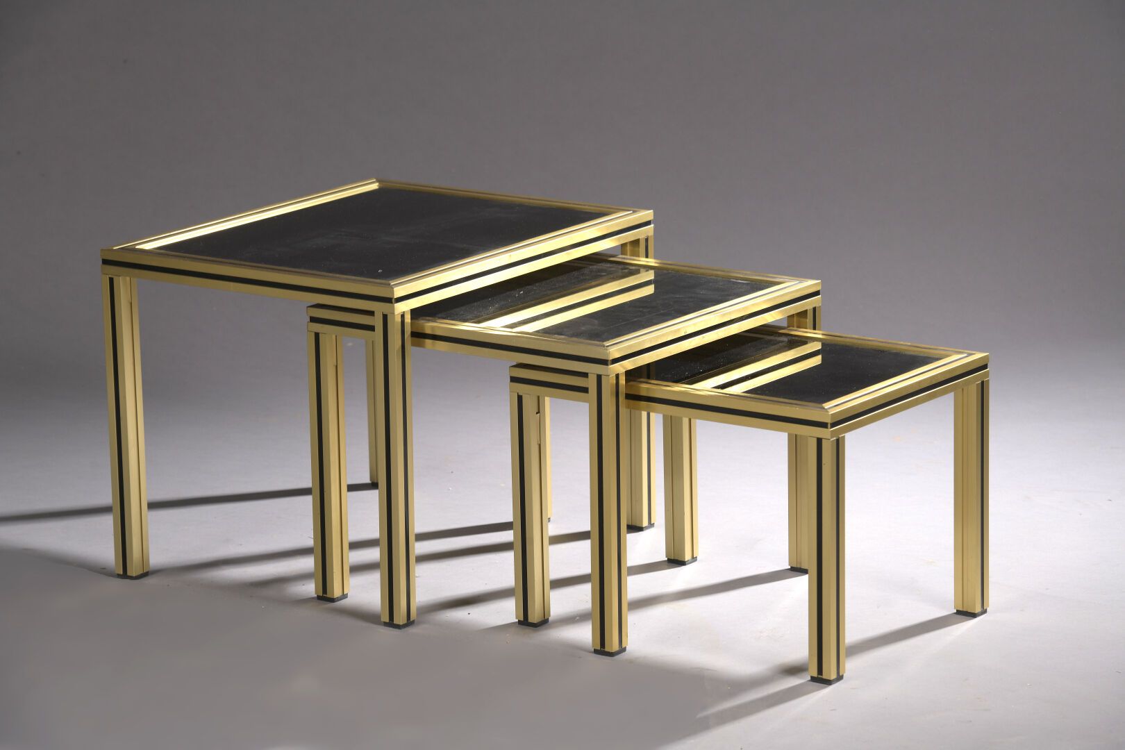 Null Pierre VANDEL

三套镀金黄铜嵌套桌。

黑色玻璃顶。

H.38厘米

顶部41 x 50厘米