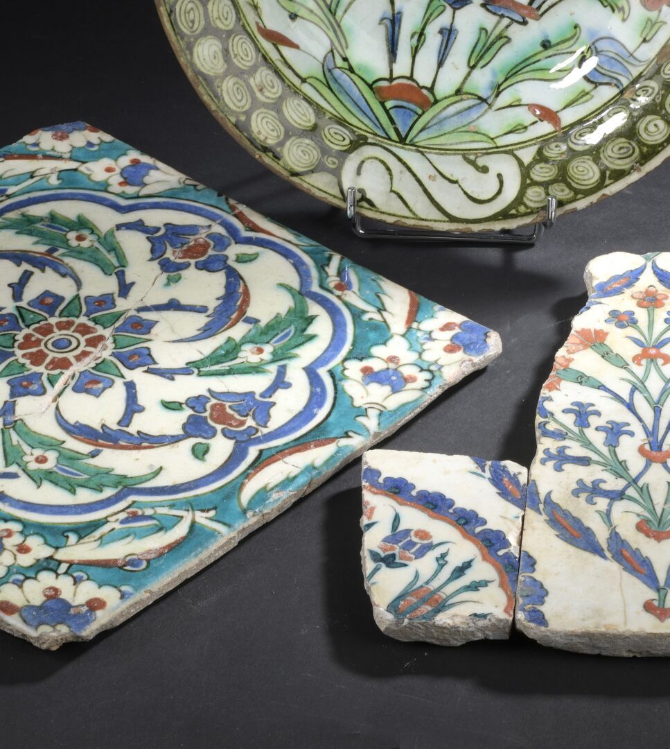 Null 伊兹尼克瓦片

硅质粘土，在无色透明的釉面下绘有多色装饰。

土耳其，伊兹尼克，约1600年，奥斯曼帝国。

断裂和粘连，一角丢失。

24.7 x &hellip;
