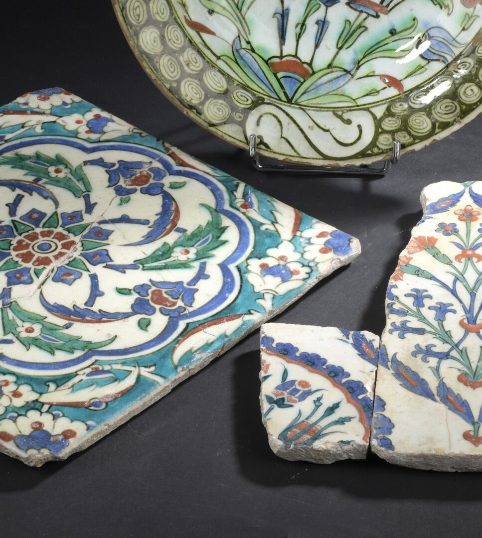 Null Carreau Iznik

Pâte siliceuse à décor polychrome peint sous glaçure incolor&hellip;