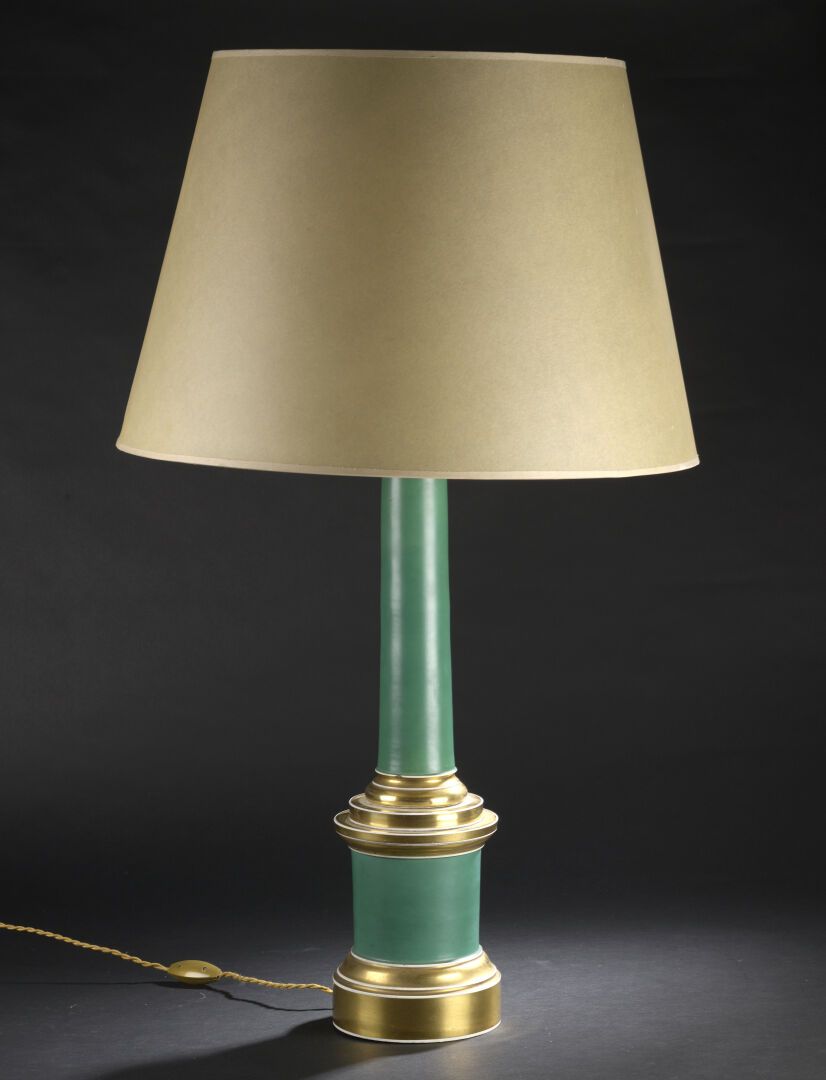 Null SEVRES

Pied de lampe en forcelaine à décor vert canard et or

H.56 cm