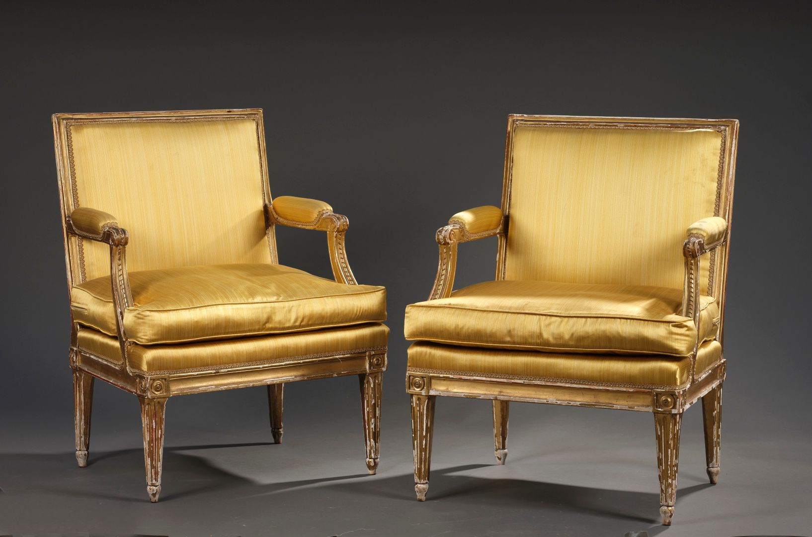 Null 一对印有L.C. Carpentier的小型低模和镀金木质侯爵，来自过渡时期

方形的平背，拱形的扶手上有模子和丝带的装饰。方形座椅，护套腿

两边有&hellip;
