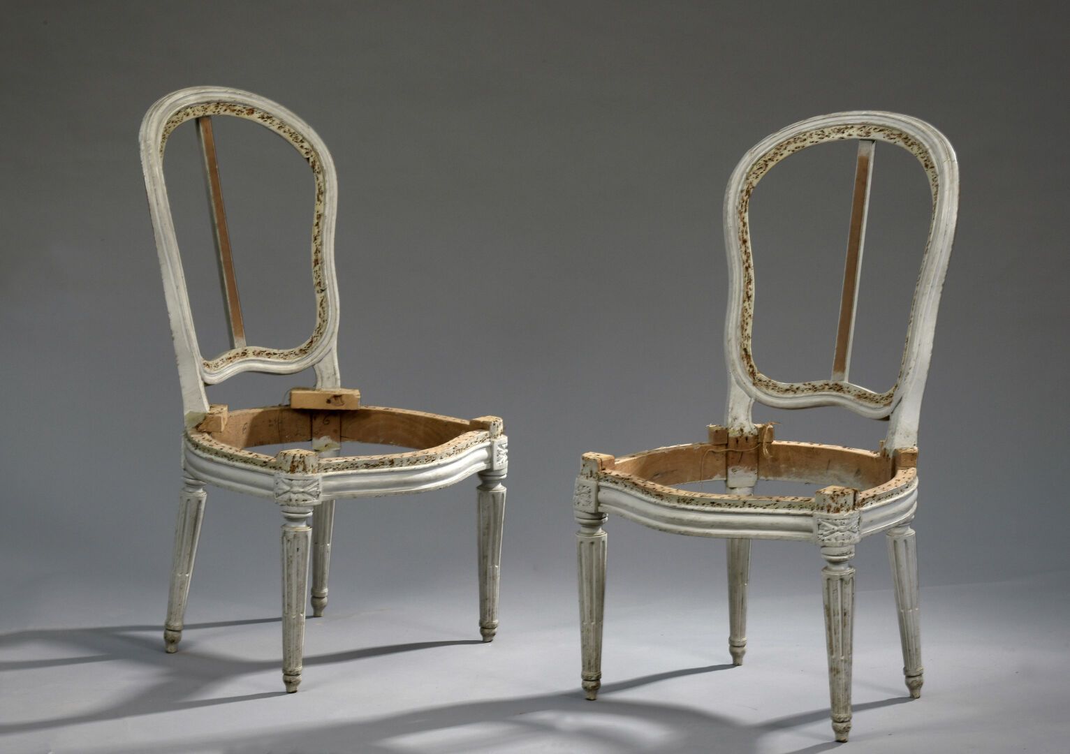Null 一对灰色漆面模制和雕刻的椅子，印有C.Chevigny，从过渡时期开始

有小提琴背，靠在锥形和凹槽的腿上。

H.91宽49深45厘米

克劳德-切&hellip;