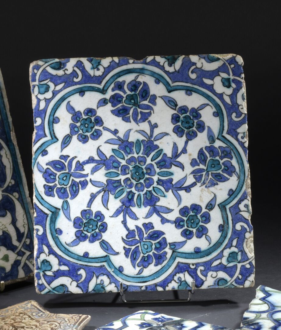 Null Azulejo con decoración floral

Pasta silícea con decoración de cobalto y tu&hellip;