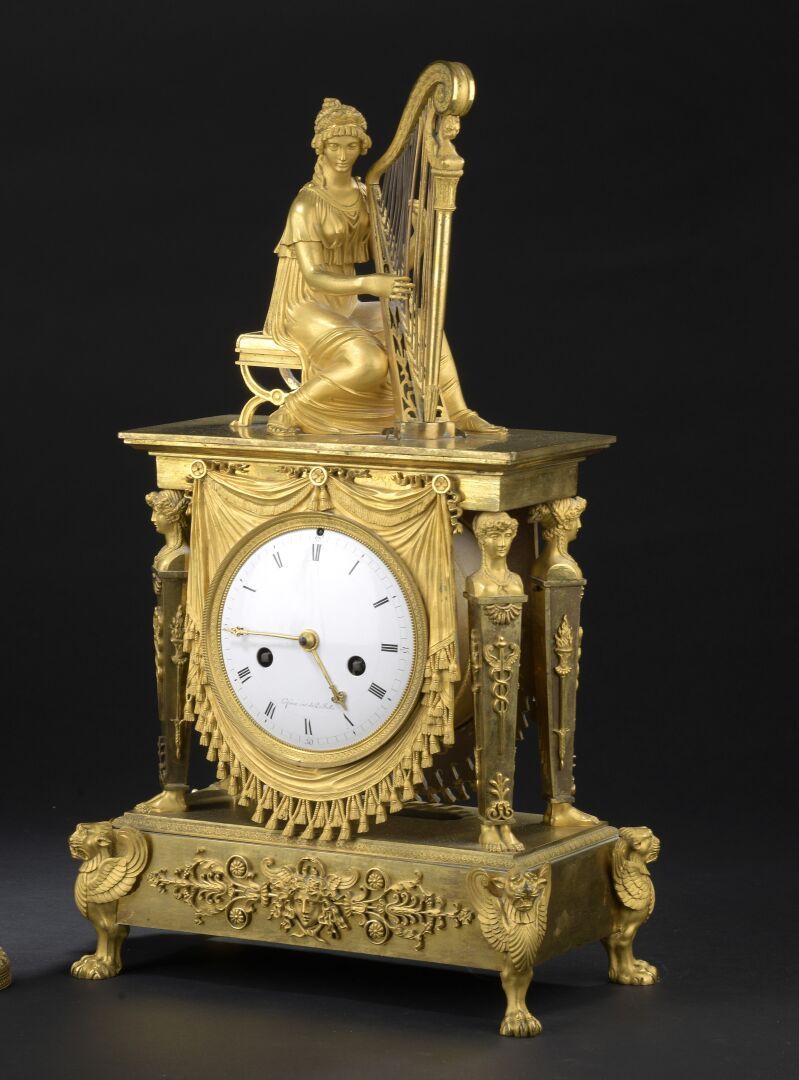 Null 一个早期帝国时期的带凹槽和鎏金的青铜钟。

装饰着一个竖琴手，他躺在一个有拉特的终端上，在表盘上有一个帷幕。

表盘上有Lefevre的签名，是De &hellip;