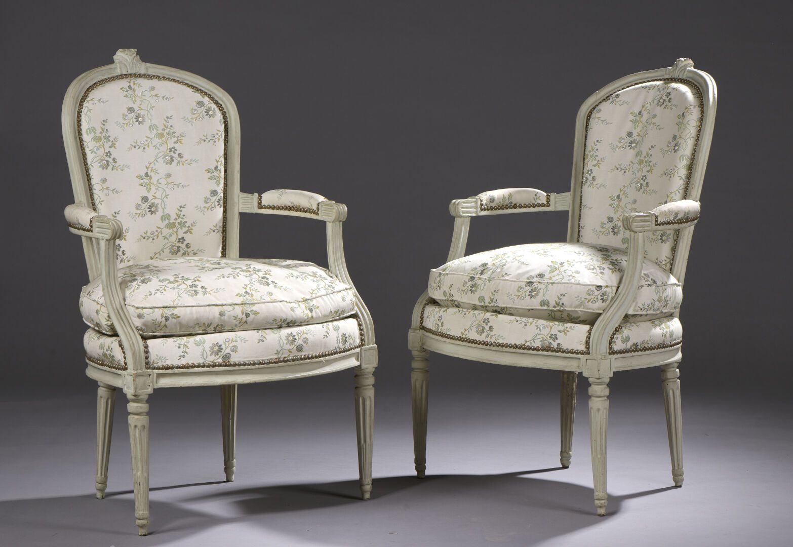 Null Pair of cabriolet armchairs in molded, carved and relacquered wood from the&hellip;
