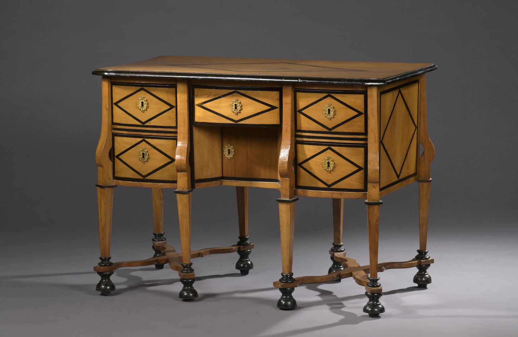 Null 一张路易十四时期的马扎林办公桌，采用发黑的木头和天然的木皮

它有五个抽屉和一个壁龛，由八条鞘状腿组成，并由X形支架连接。

并以球脚完成。

黑网装&hellip;