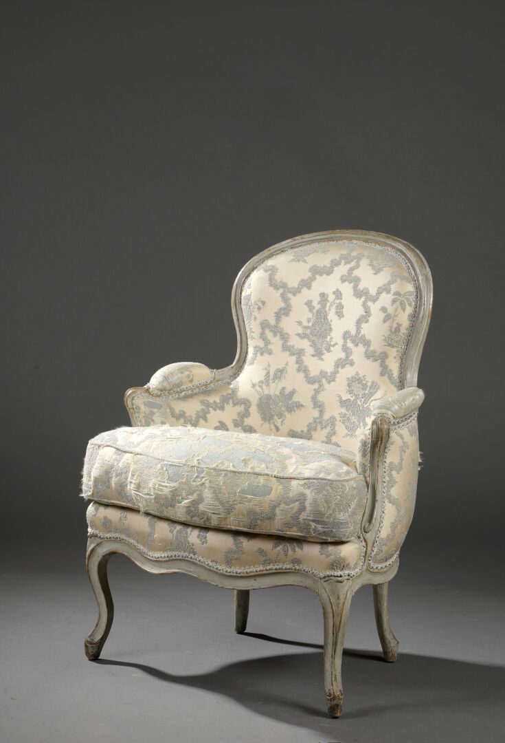 Null 一把路易十五时期的雕刻和模制的木制扶手椅，盖有LM Lefevre的印章。

扶手是鞭状的，它站在带卷轴的弧形腿上。

H.91宽69深47厘米


&hellip;