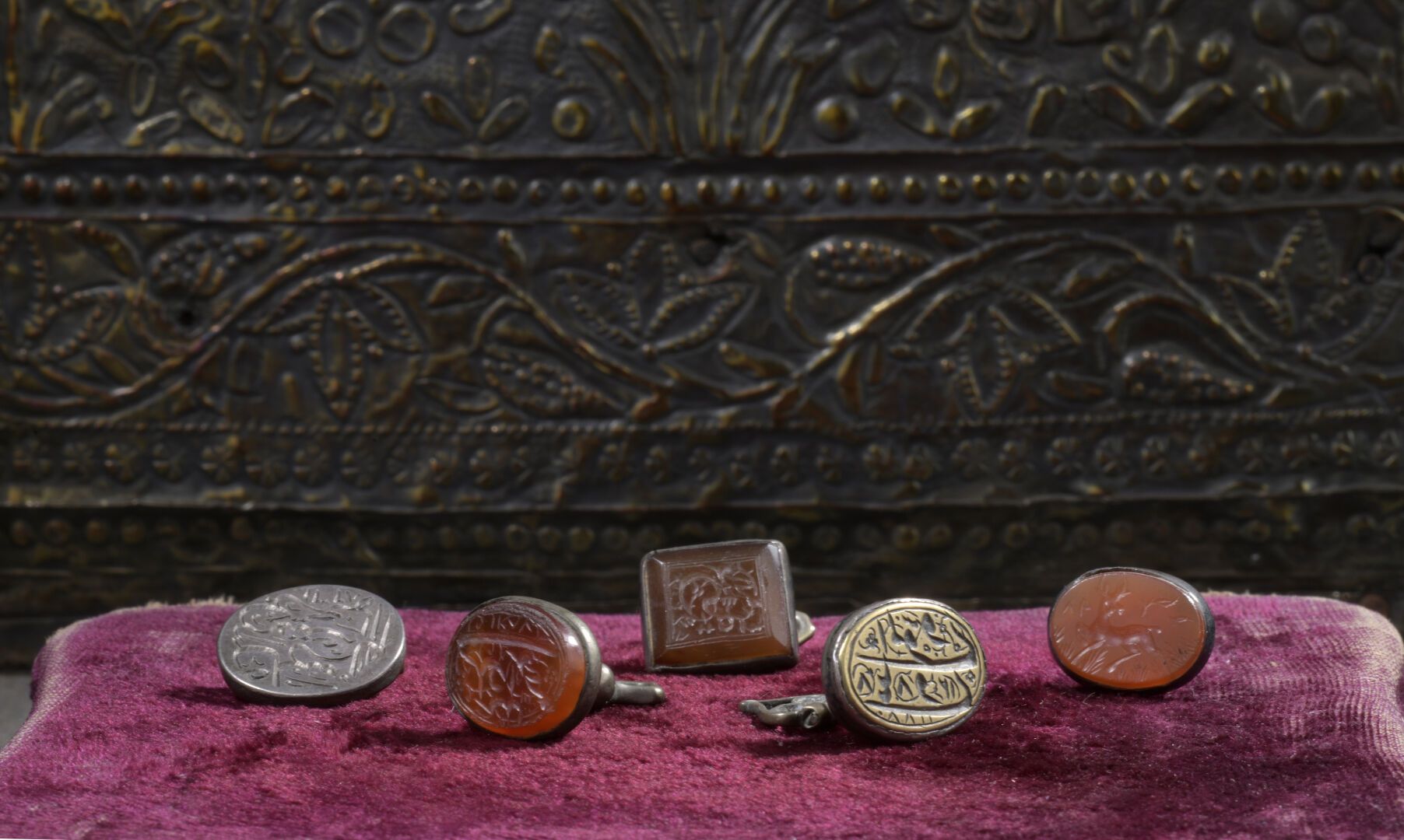 Null Quatre sceaux et une intaille Métal et cornaline. Monde indo-persan, XIXe s&hellip;