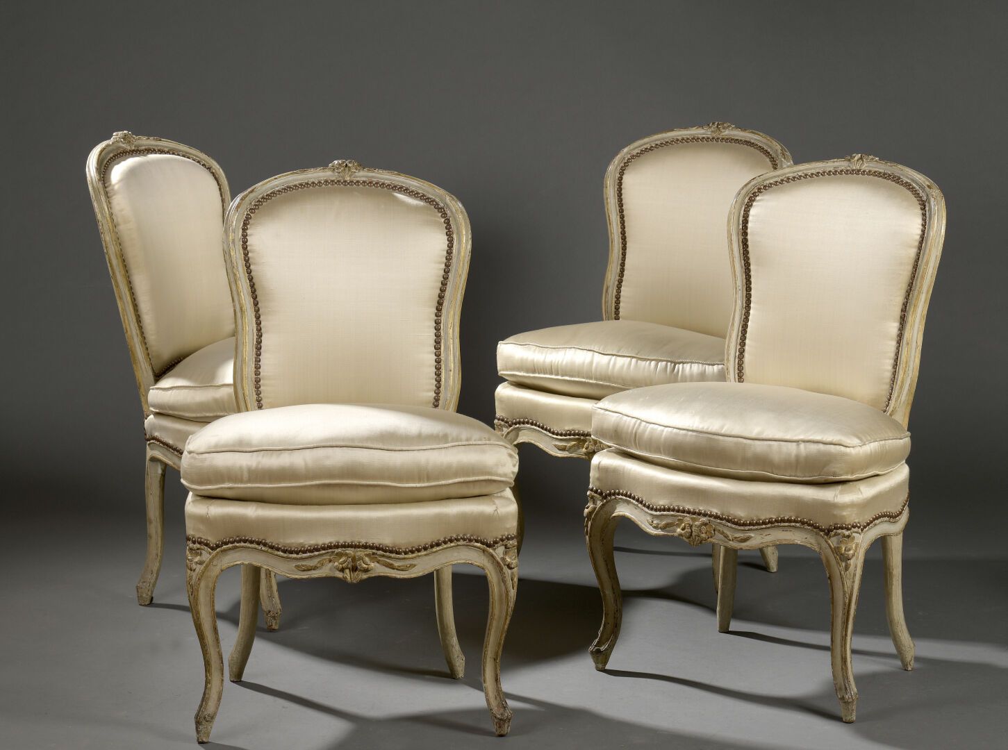 Null 路易十五时期印有BONNEMAIN和JME的一套四把椅子

它们有弯曲的背部，站在弯曲的腿上，末端是一个卷轴。

H.88宽54深43厘米

安托万-&hellip;