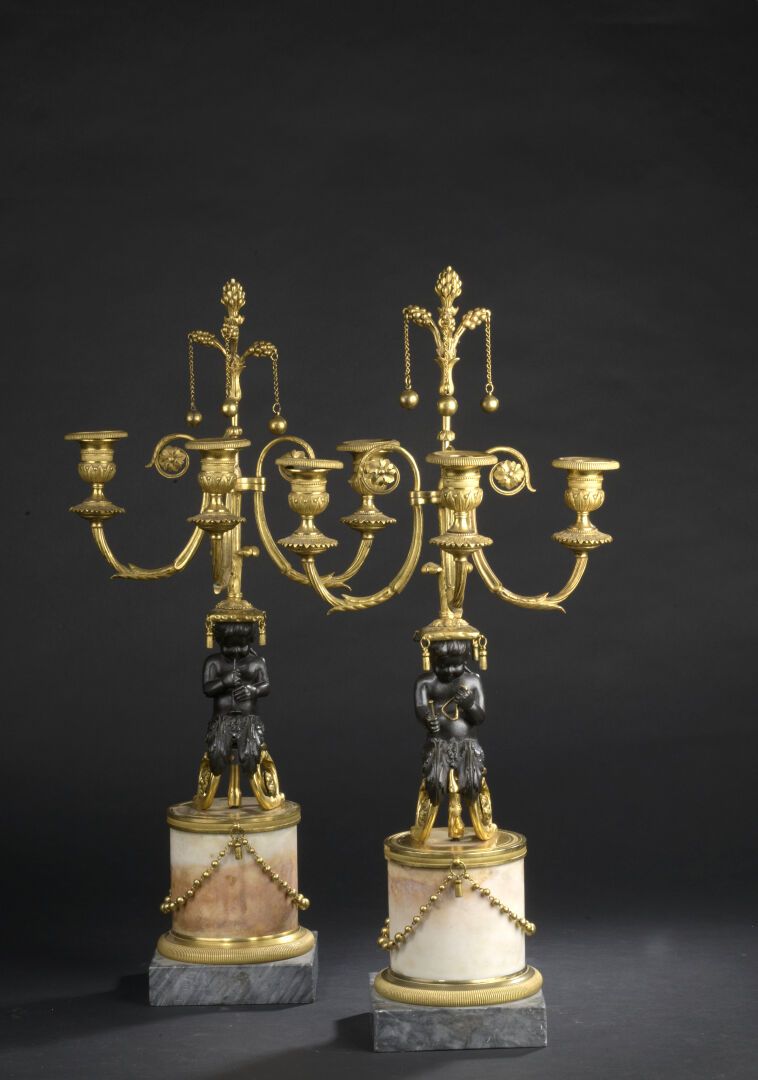 Null Paire de candélabres en bronze patiné et doré de la fin de l'époque Louis X&hellip;