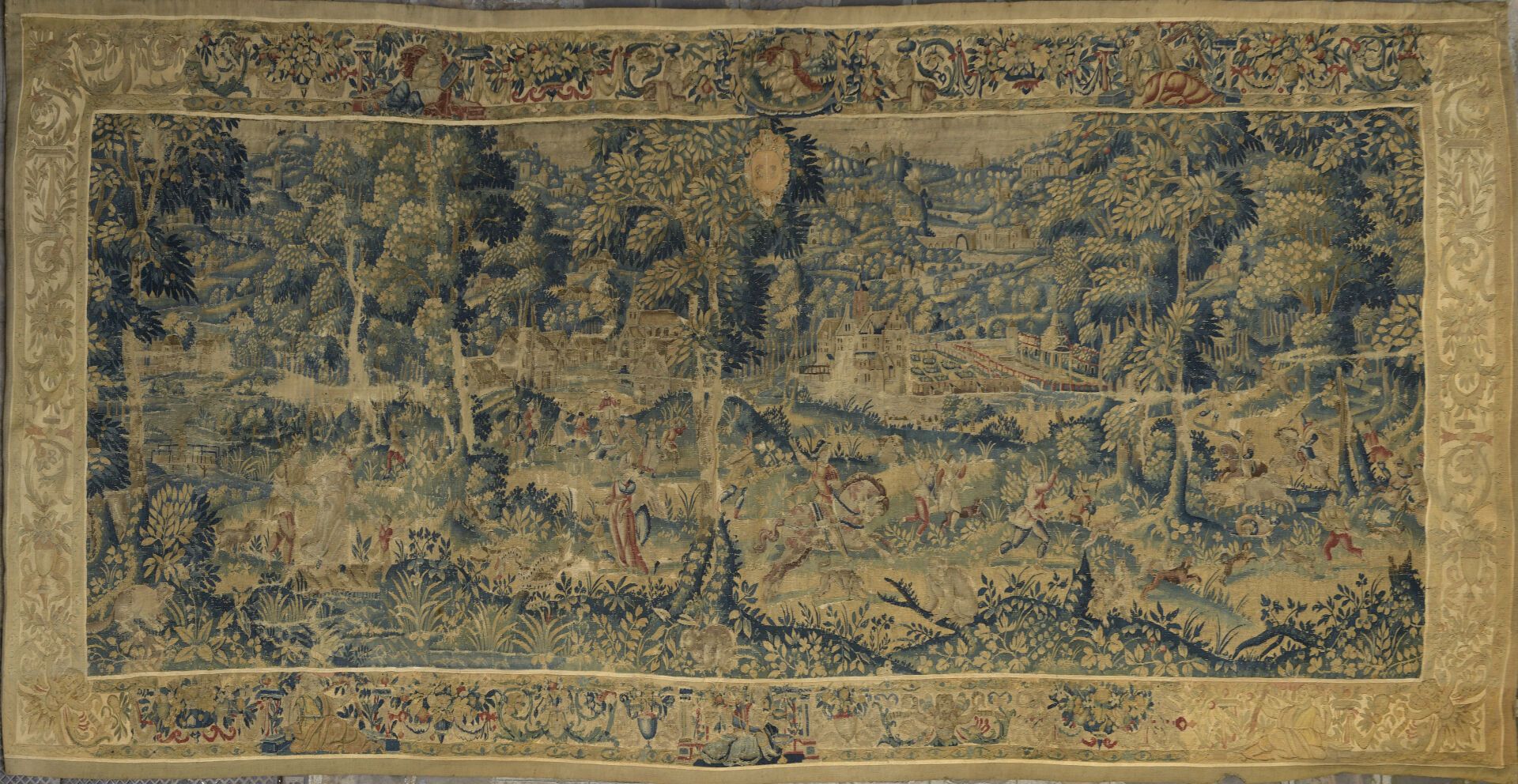Null 布鲁塞尔，17世纪

挂毯上装饰着有异国动物的风景中的狩猎场景。

遗漏，修复，添加边框。

178 x 350 cm