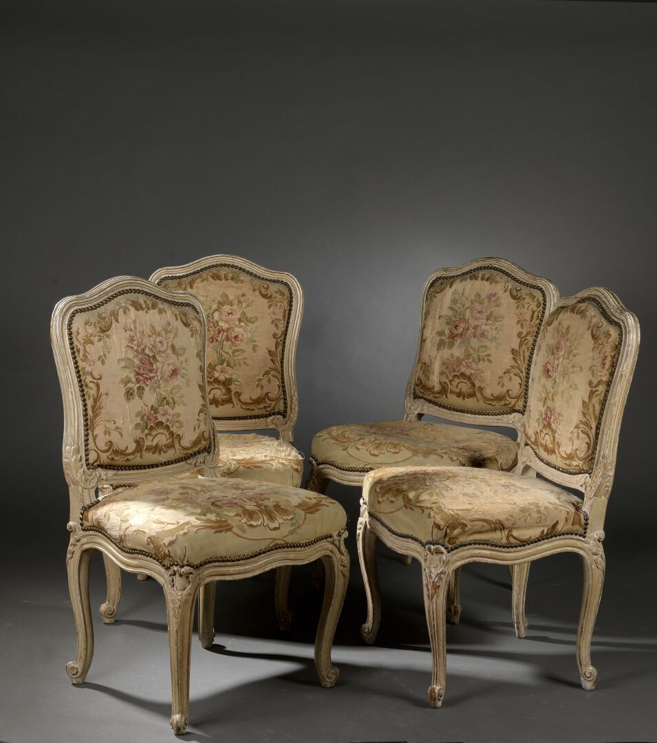Null 一套四把模制和雕刻的木椅，一把盖有路易十五时期的NQ FOLIOT印章，其他三把是路易十五风格的。

椅子有弯曲的靠背，站在有扣子装饰的弯曲的腿上。
&hellip;