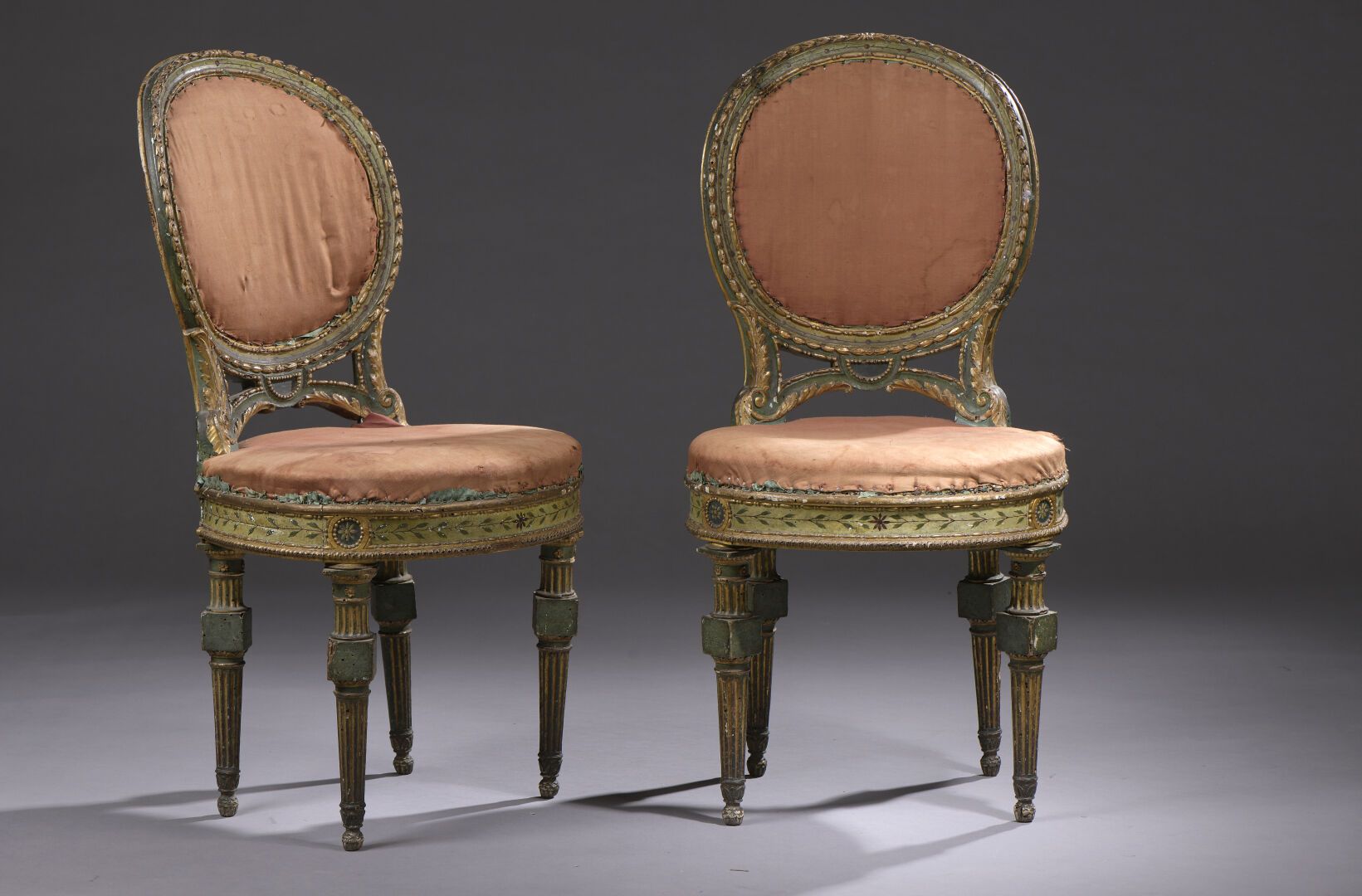 Null 一对18世纪米兰制作的模制、雕刻和绘画的小木椅

有奖章的背面，它们站在锥形的凹槽腿上，装饰着骰子。丰富的绘画装饰

雕刻、彩绘和镀金的门楣。叶子、珍&hellip;