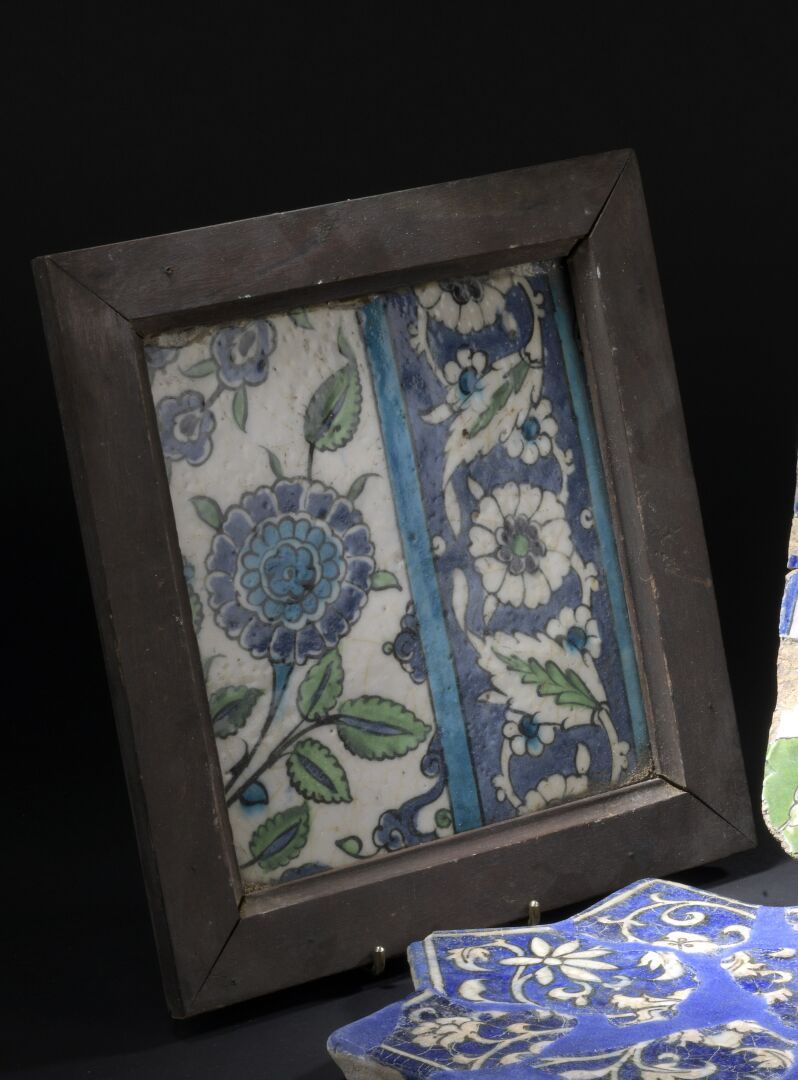 Null 花卉装饰的瓷砖

在无色透明的釉面下画有多色装饰的硅质浆。

大马士革，16世纪末至17世纪初。

23 x 22 cm



这块瓷砖具有典型的大马&hellip;