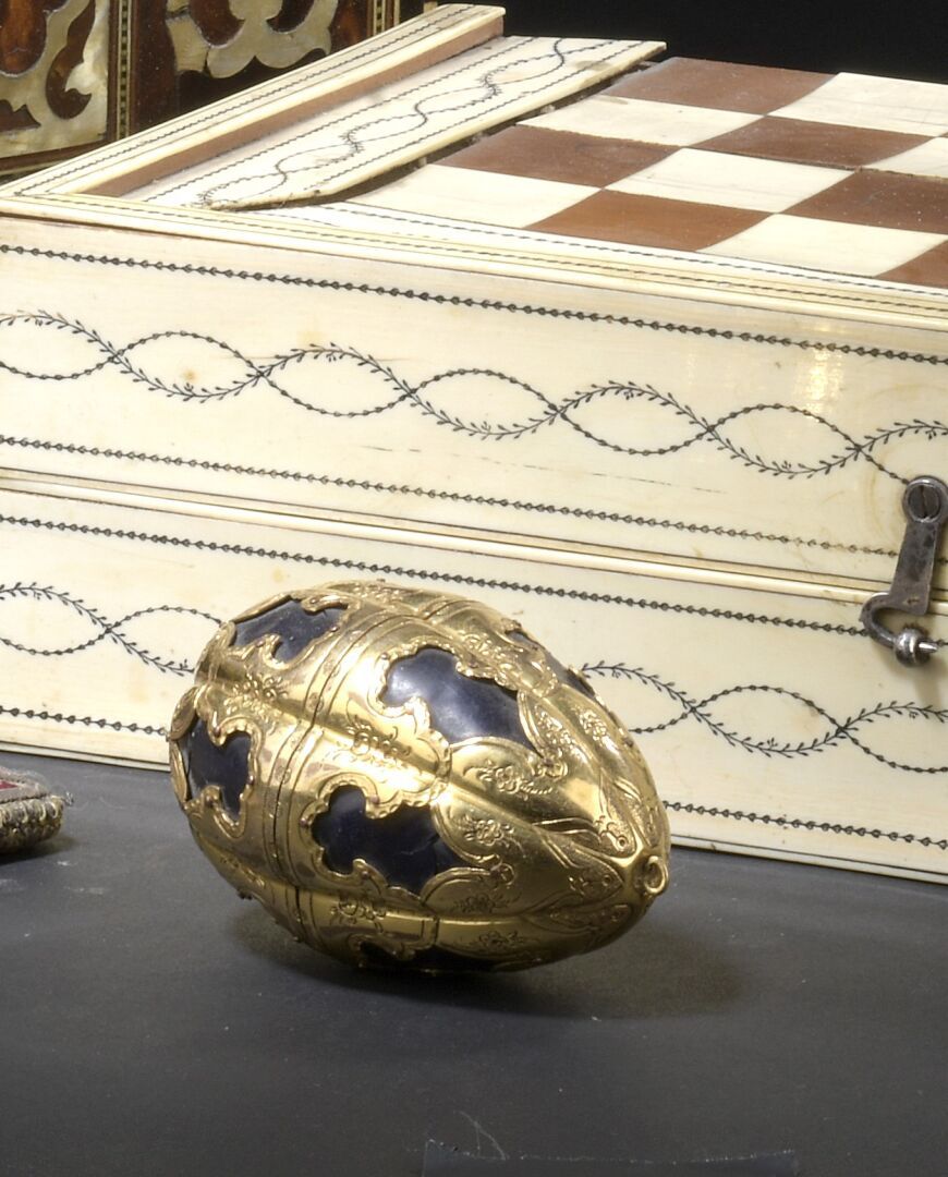 Null 奥特曼蛋形箱

胡桃木和鎏金铜合金。

奥斯曼帝国，18-19世纪。



这个小盒子由一个异国情调的卵形螺母组成，中间开口，上面覆盖着鎏金铜合金。
&hellip;