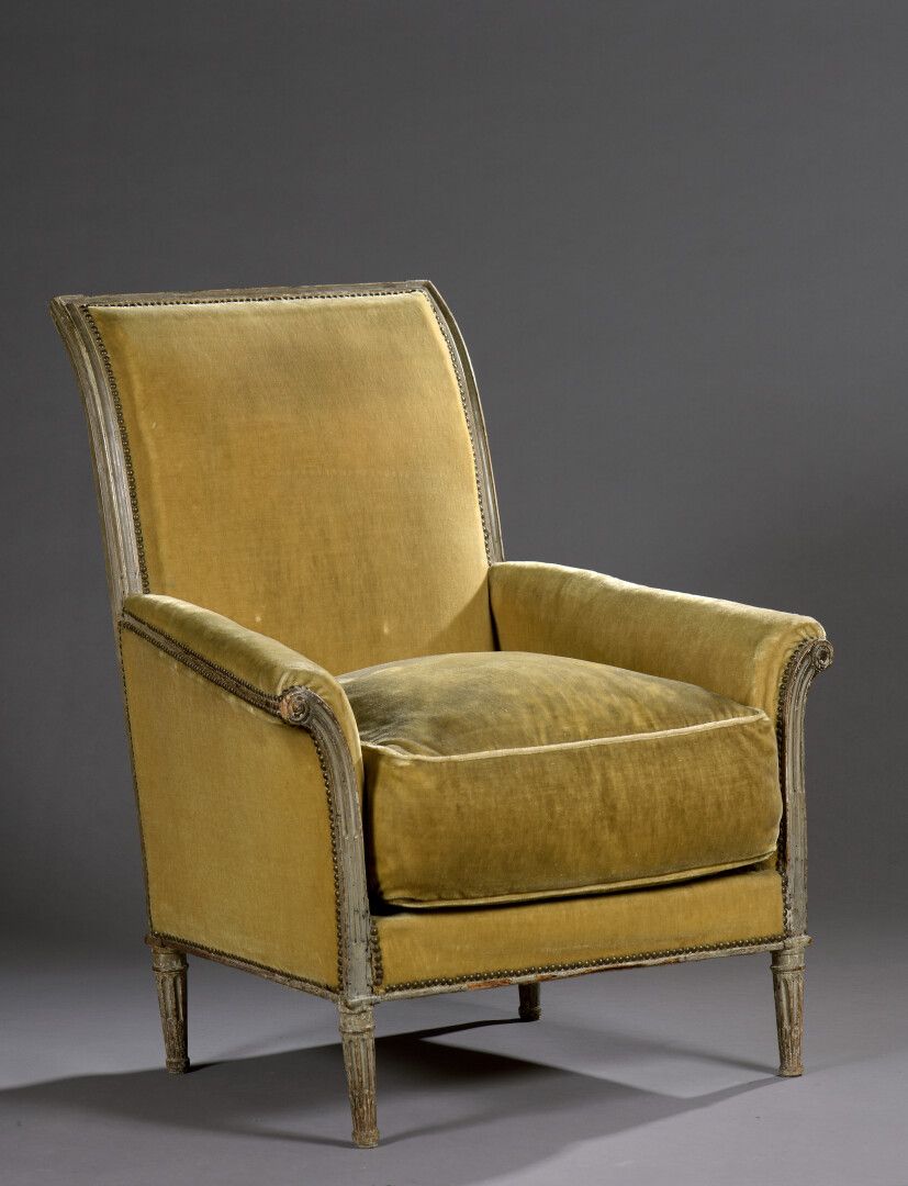 Null 一把路易十六时期的漆木扶手椅，椅背反转。

它有一个高高的、略微翻转的靠背，站在锥形的、有凹槽的和带鱼鳍的腿上。

H.104宽80深78厘米

事故
