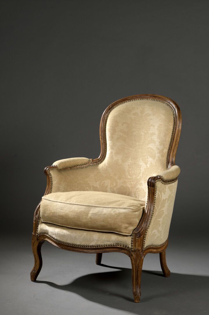 Null 一把路易十五时期的模制和雕刻的木制牧羊人椅子，盖有G. IACOB的印章

它有高高的靠背，鞭打式的扶手，站在拱形的腿上。

H.96宽69深55厘米&hellip;