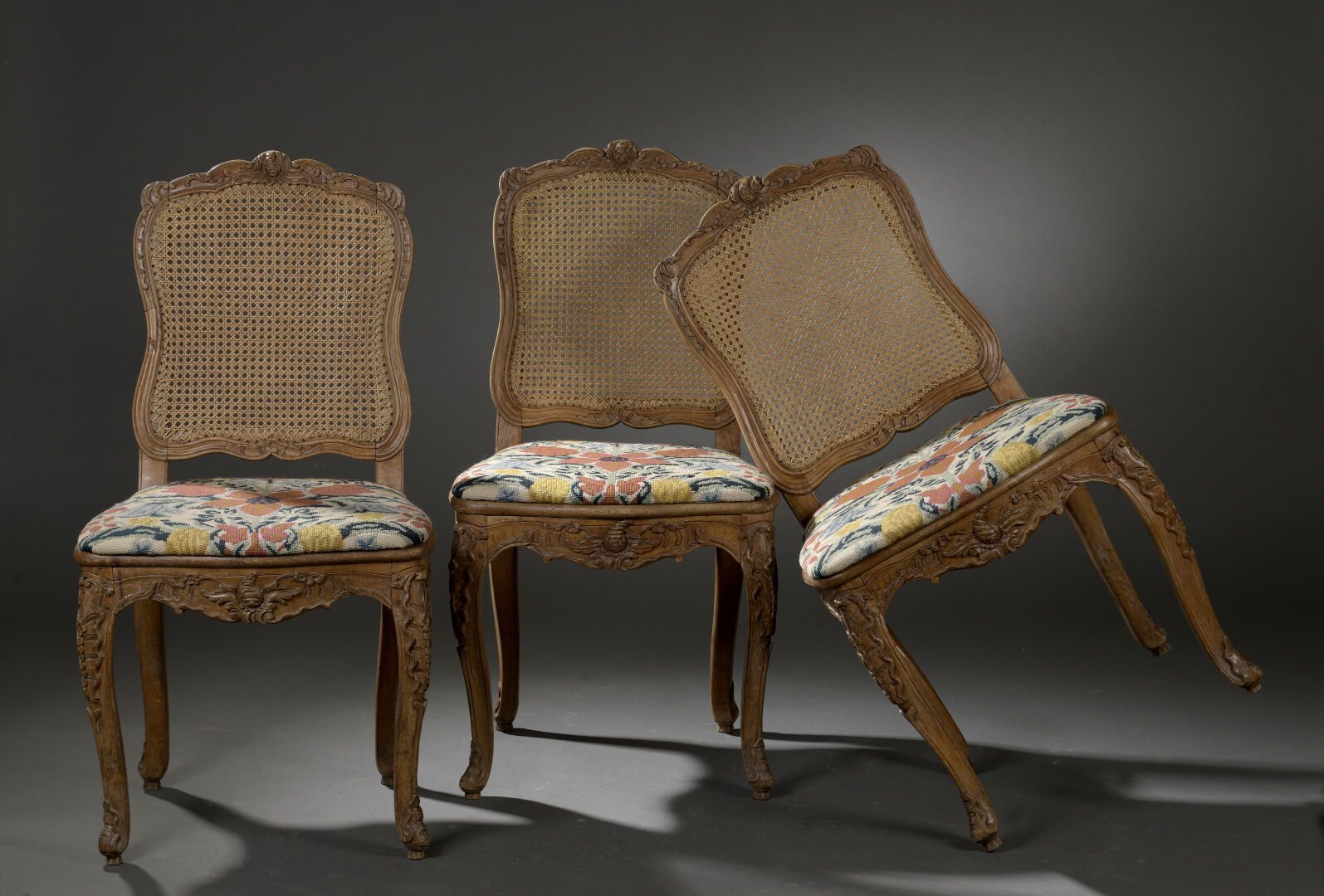 Null 一对印有L.Cresson的路易十五时期的模制和雕刻的木制藤椅

它们有一个弯曲的背部，站在拱形的腿上，上面雕刻着丰富的贝壳、叶子和花朵。

在腿的末&hellip;