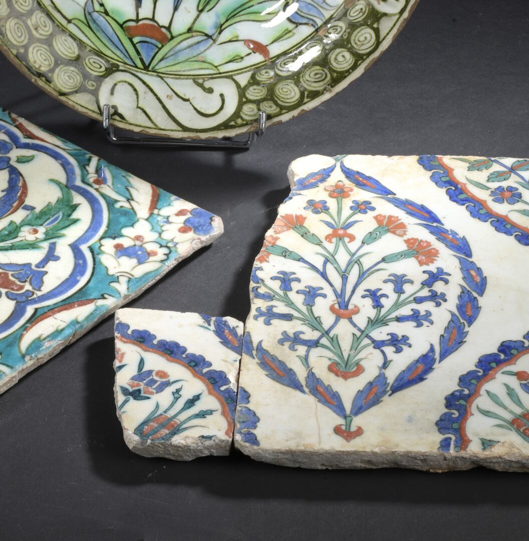 Null Beautiful fragments of Iznik tiles

Siliceous paste with polychrome decorat&hellip;
