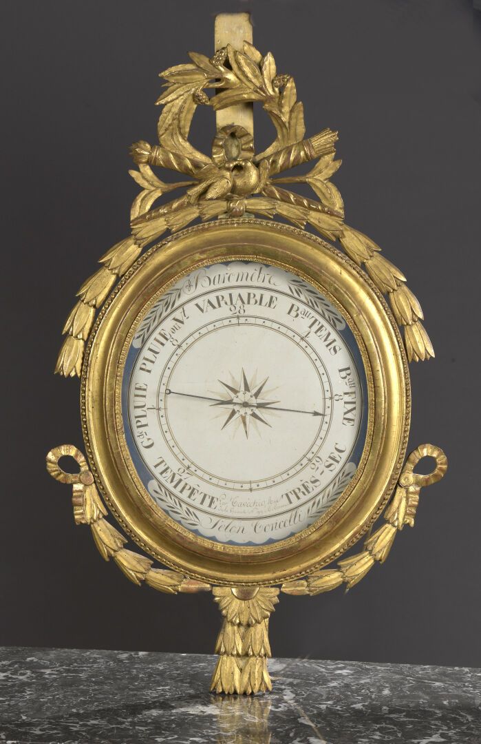 Null 路易十六时期雕刻和镀金的木制气压计

饰有月桂花环鸽子的奖杯。

H.85厘米