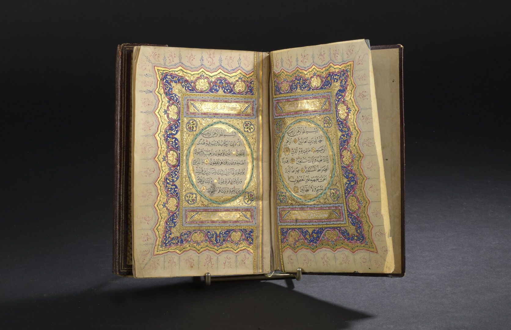 Coran ottoman 
Encre, pigments polychromes et or sur papier, reliure en cuir bru&hellip;