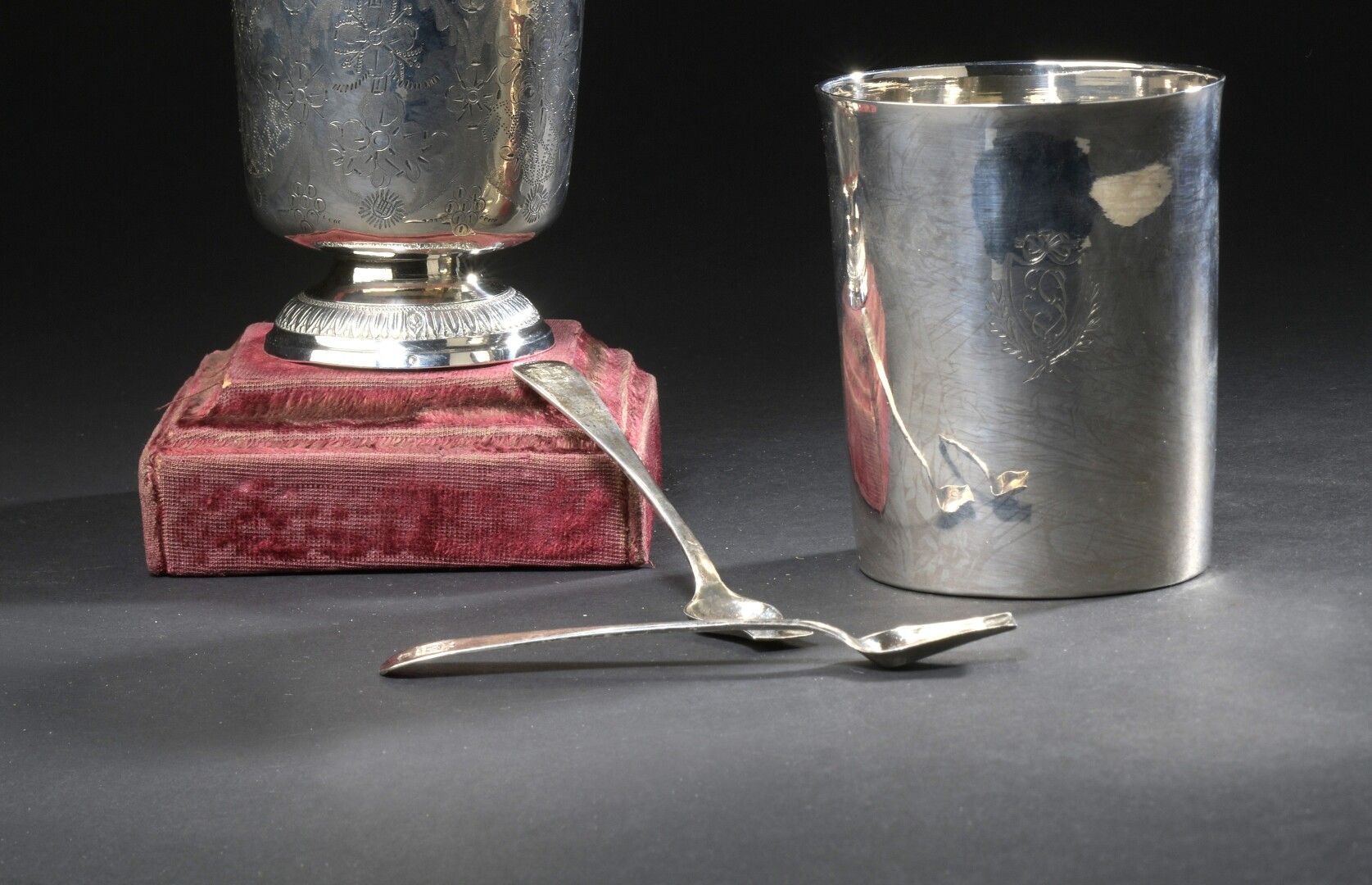 Null Pair of silver salt spoons

The spatula decorated with a double coat of arm&hellip;
