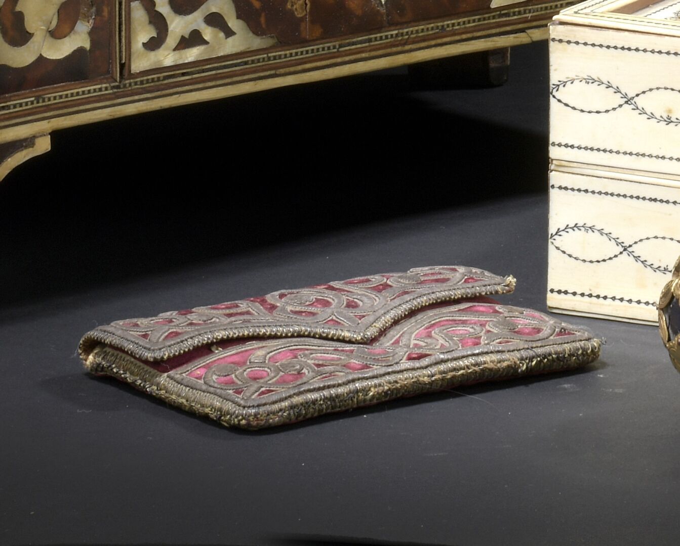 Null 奥特曼绣花袋

红色天鹅绒上绣有金属线和皮革。

奥斯曼帝国，土耳其，18-19世纪。



这个迷人的奥特曼小袋在红色天鹅绒上用金属线绣出的卷轴装饰&hellip;