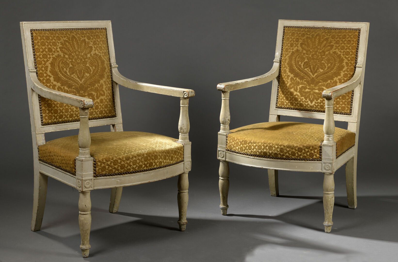 Null 一对帝国时期的雕刻和涂漆的木质扶手椅，由Jacob Desmalter设计

它们有方形的背面，站在带环的柱脚上。

标签 "Jeur城堡，6号房18&hellip;