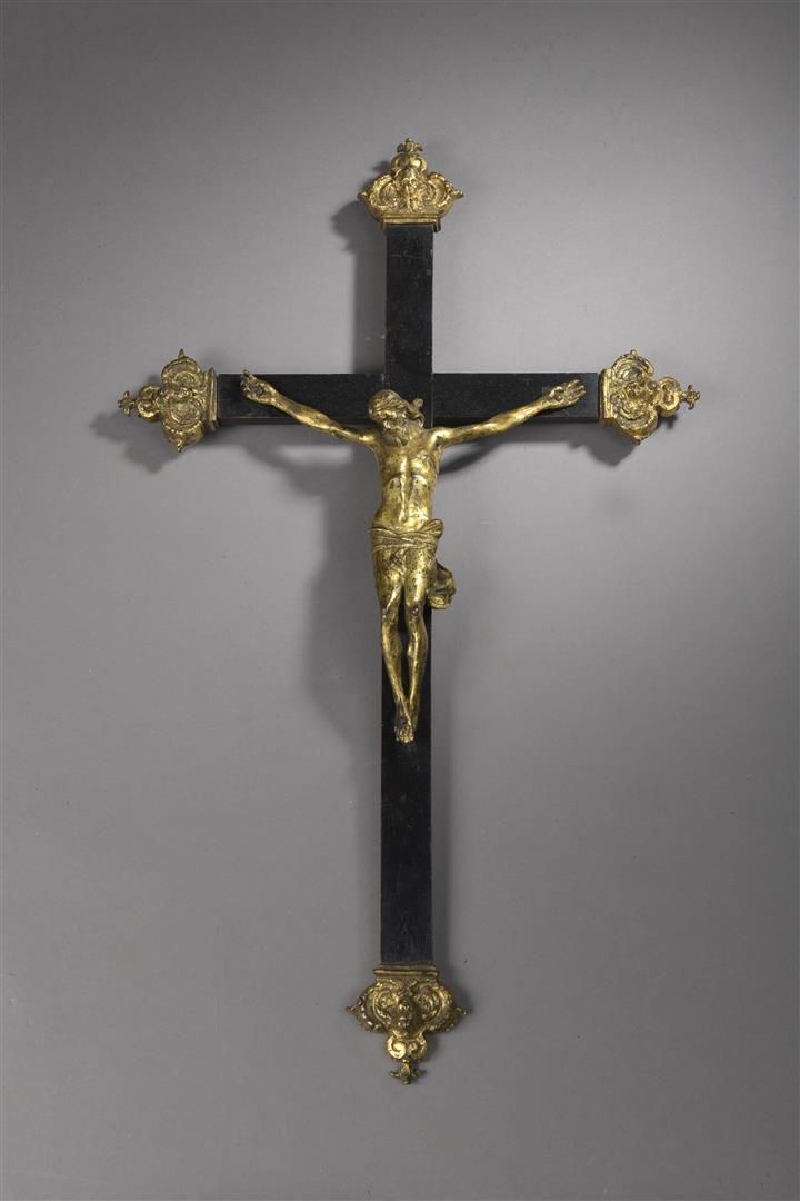 Null Kruzifix mit Christus aus vergoldeter Bronze und Kreuz aus geschwärztem Hol&hellip;